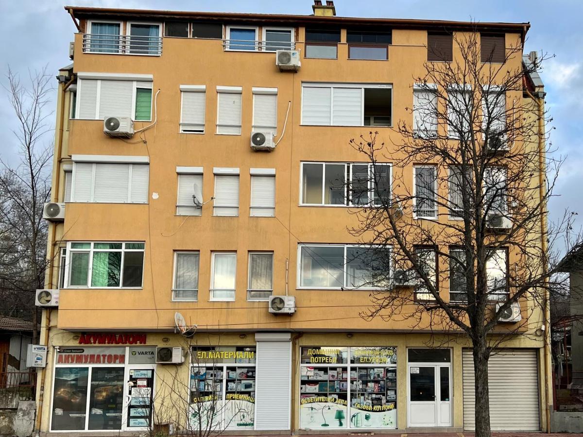 Town Place Apartment Kŭrdzhali Buitenkant foto